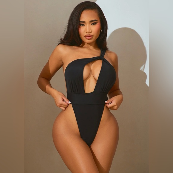 Black one piece bathing suit, never been worn before!!🖤 - Picture 1 of 2